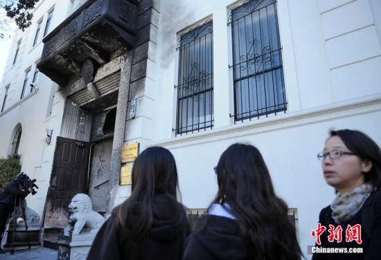圖:中國駐舊金山總領館正門遭縱火 領館工作照常