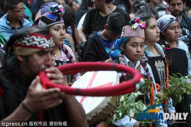 智利抗議者焚燒路障 紀念土著居民遭警察射殺六周年
