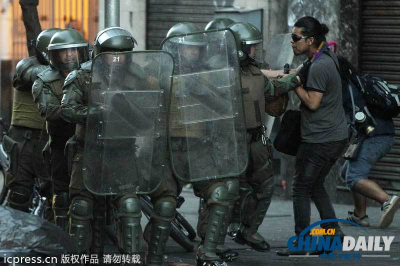 智利抗議者焚燒路障 紀(jì)念土著居民遭警察射殺六周年