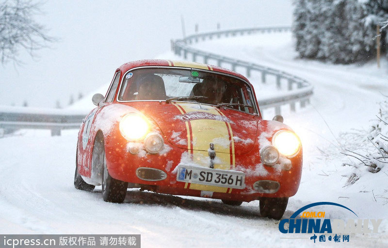 2014普拉耐經(jīng)典賽開(kāi)幕 百歲老爺車暴雪中前行