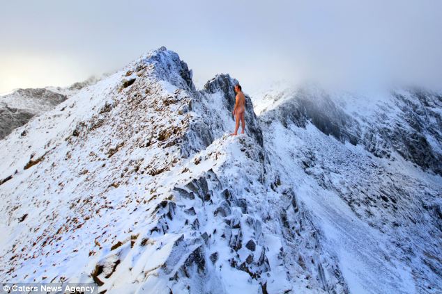 英國登雪山愛好者不畏嚴寒 近千米高雪山頂裸體行走