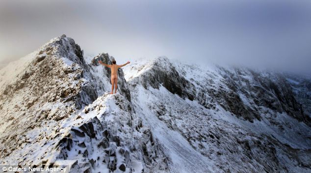 英國登雪山愛好者不畏嚴寒 近千米高雪山頂裸體行走