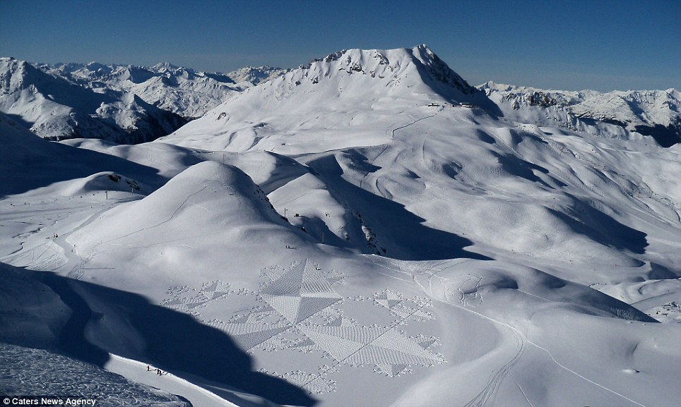英國藝術家僅用指南針 在雪地上走出嘆為觀止作品