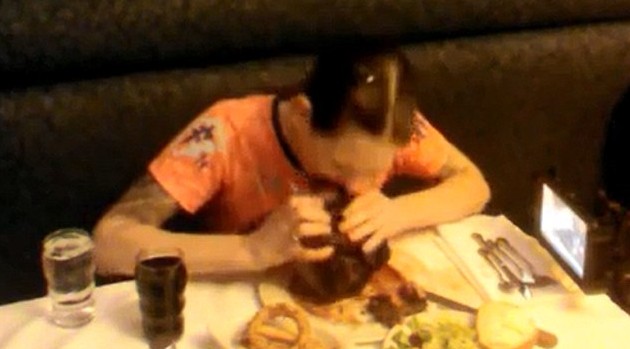 不足3分鐘狂吞4斤牛排!美國女大胃王刷新世界紀錄