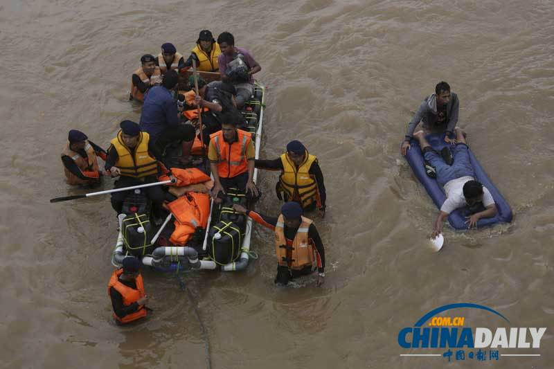 印尼首都被洪水淹沒 民眾紛紛涉水出逃