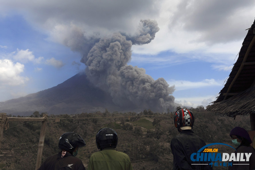 組圖：印尼錫納朋火山持續噴發 煙塵滾滾遮天蔽日