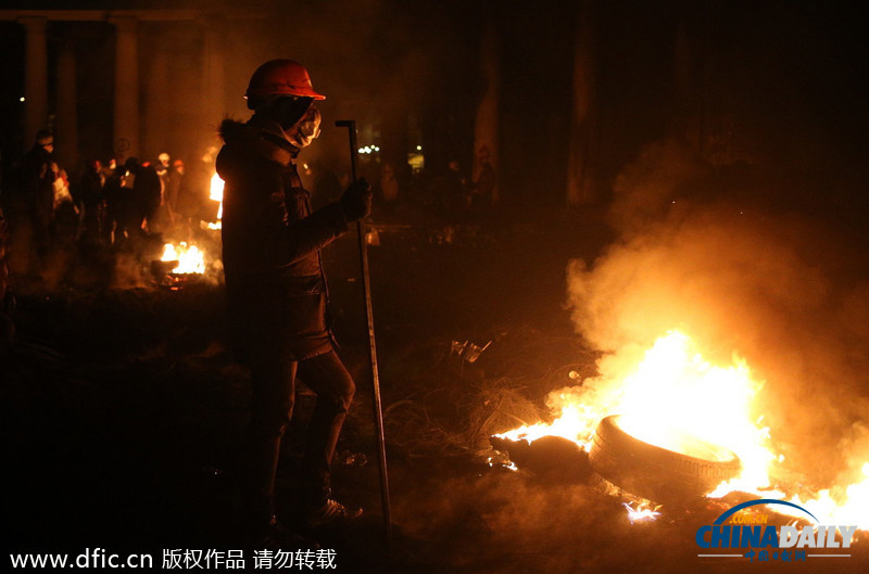 烏克蘭沖突持續(xù)街道如戰(zhàn)場(chǎng) 民眾點(diǎn)蠟燭紀(jì)念被打死者