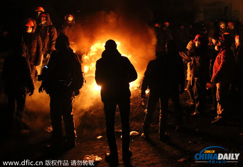 烏克蘭沖突持續(xù)街道如戰(zhàn)場(chǎng) 民眾點(diǎn)蠟燭紀(jì)念被打死者