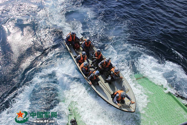 南海艦隊某登陸艦支隊在南海某海域展開突擊登陸演練