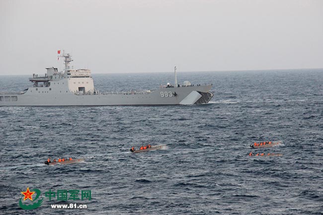 南海艦隊某登陸艦支隊在南海某海域展開突擊登陸演練