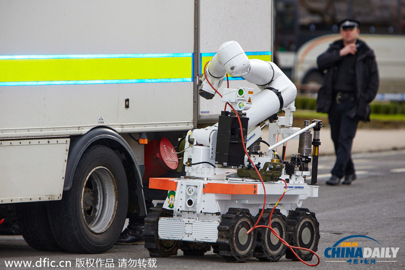 牛津大學(xué)征兵辦收到疑似炸彈包裹 英國軍方出動機(jī)器人排爆
