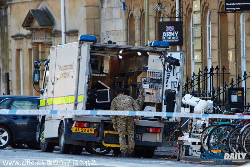 牛津大學征兵辦收到疑似炸彈包裹 英國軍方出動機器人排爆