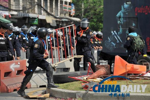 泰國(guó)警方清場(chǎng)行動(dòng)發(fā)生沖突致4人死 逮捕逾百人