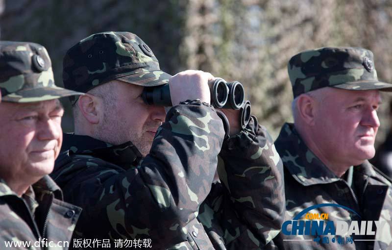 烏克蘭代總統觀看烏地面軍隊軍事演習