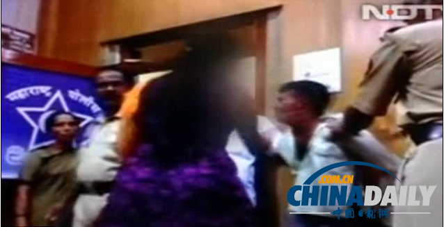 印度女護士火車上險被強奸 警察局內(nèi)狠摑嫌犯（圖）
