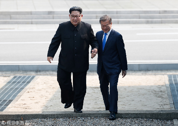 歷史時刻！金正恩跨過“三八線”與文在寅握手，還帶上了冷面！