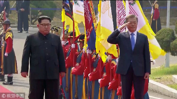 歷史時刻！金正恩跨過“三八線”與文在寅握手，還帶上了冷面！