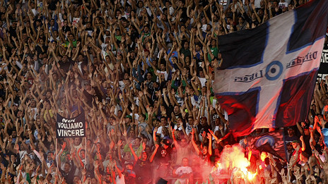 Football ticket tension: 足球票緊張局勢(shì)
