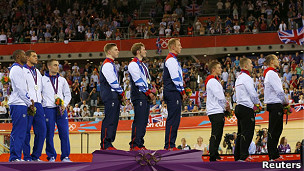 Singing the national anthem 唱國歌
