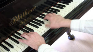 Pianos on the scrapheap 鋼琴成了廢品
