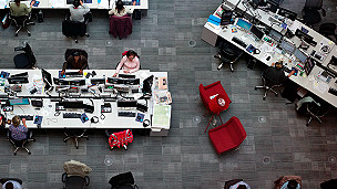 The busy, noisy, modern office 嘈雜繁忙的現代化辦公室