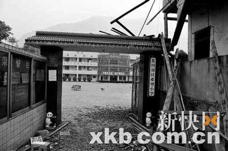 希望小學8級地震安然無恙 網友感激建筑商
