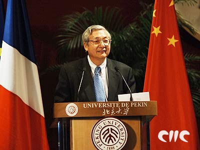 北大校長(zhǎng)許智宏臨別再唱“隱形的翅膀”