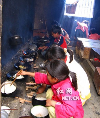 云南山村小學生“自助餐”