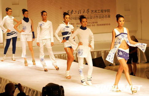 T臺上的“論文答辯” 學(xué)生畢業(yè)設(shè)計(jì)展出