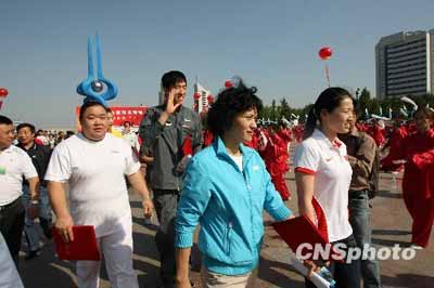 劉翔當全民健身志愿者 興高采烈踢毽子