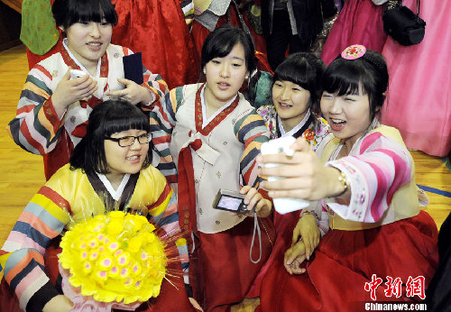 韓國女學生畢業禮集體著韓服舉行成人儀式