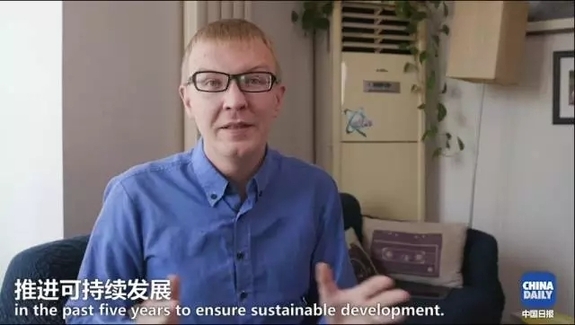 美國萌娃澆花“澆”出環保心得：賺得多，天更藍，才是硬道理！丨艾瑞克的小課堂