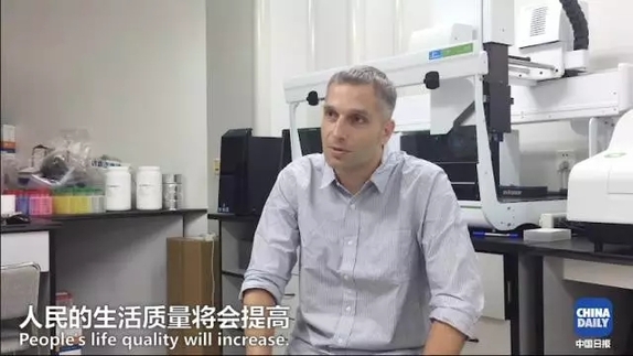 美國萌娃澆花“澆”出環保心得：賺得多，天更藍，才是硬道理！丨艾瑞克的小課堂