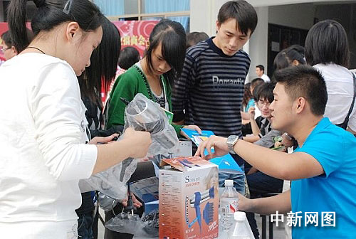 校方牽線搭橋“抱團”采購 為網(wǎng)創(chuàng)學子引來源頭水