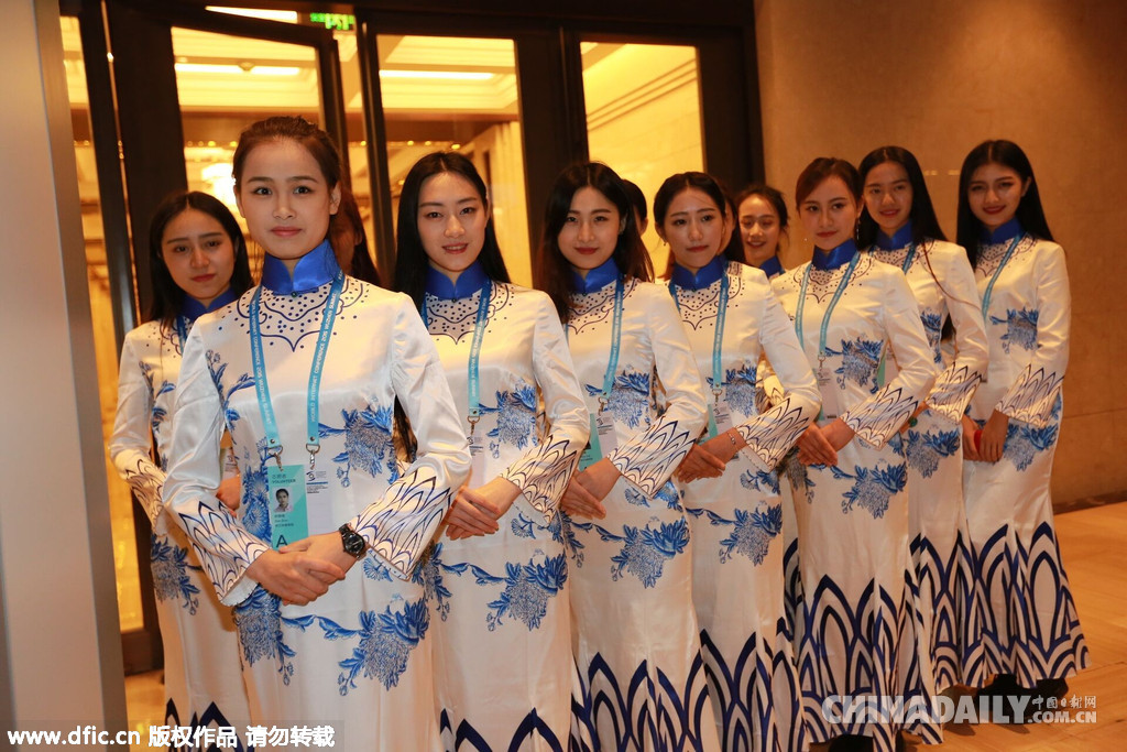 美女大學生穿青花瓷旗袍亮相互聯網大會