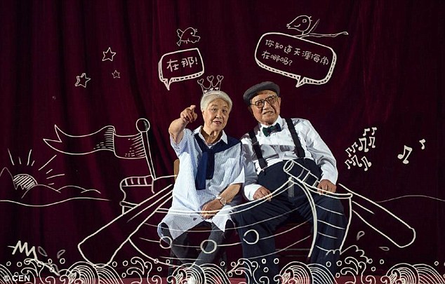 河北九旬老夫妻拍時尚大片慶祝結(jié)婚64年(組圖)