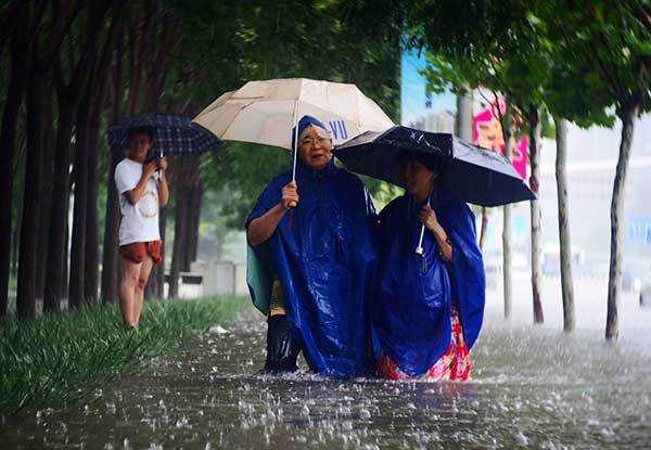 北京暴雨 多地出現“積水潭”