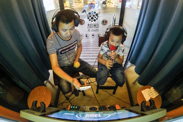 聽說，最近流行“迷你KTV”？