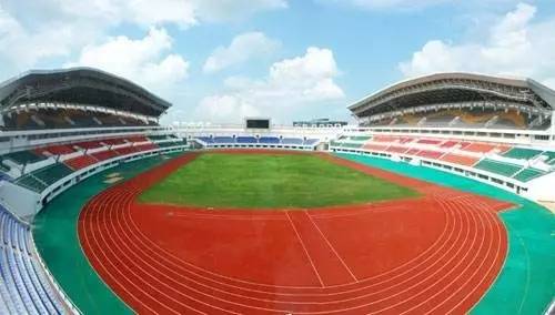 “小心地滑倒”？雷人翻譯終于有人管了，國家給出公共場所英譯標(biāo)準(zhǔn)答案！
