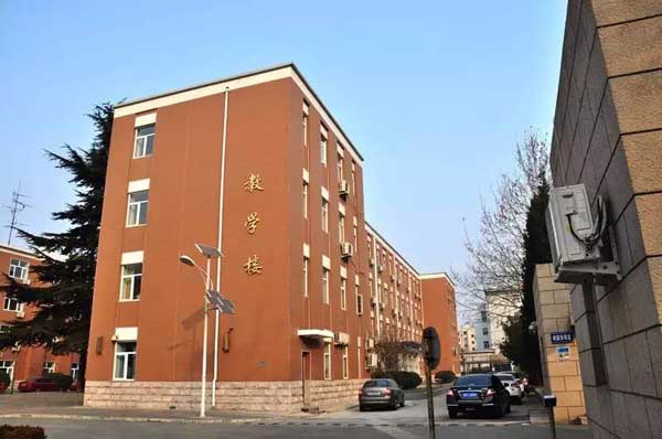 “小心地滑倒”？雷人翻譯終于有人管了，國家給出公共場所英譯標(biāo)準(zhǔn)答案！
