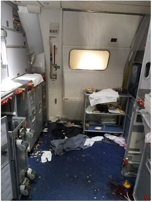 美國(guó)乘客滋事欲開艙門 被空姐兩酒瓶砸頭