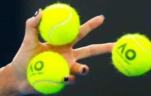 網(wǎng)球到底是黃色還是綠色？看看費(fèi)德勒怎么說(shuō)