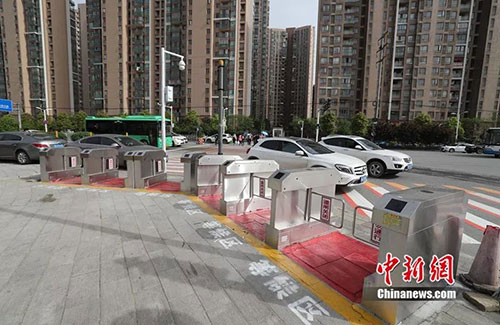 闖紅燈就被噴水霧 這款神器能治好中國式過馬路嗎？