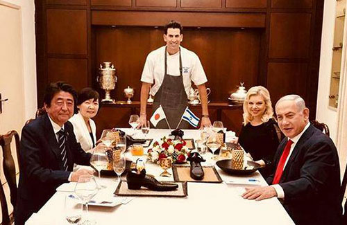 以色列總理宴請安倍，卻端上來一只“鞋”，日本人怒了！