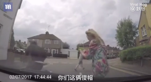 英國男子浮夸碰瓷未果！遭女車主嘲笑“傻帽”