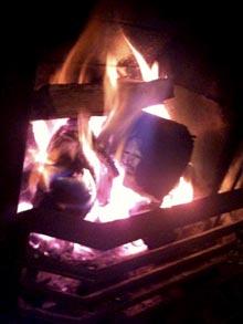 'Face of Jesus' in log fire <BR>壁爐灰燼現耶穌臉(圖)