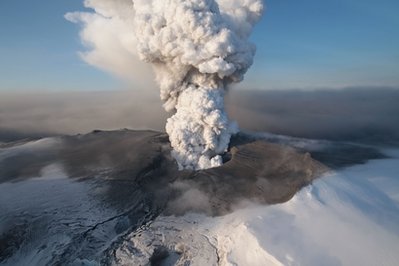 冰島火山噴發 被困游客免費泡溫泉