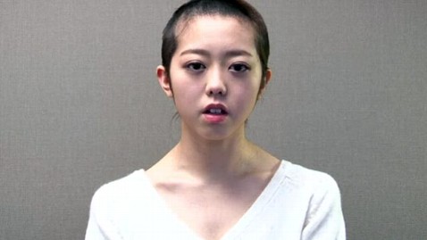 日本女子團(tuán)體成員因違規(guī)戀愛(ài) 剃頭謝罪