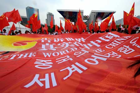 Overseas Chinese cheer for the Olympic torch relay in Seoul, South Korea,April 27, 2008. Seoul is the 17th stop of the 2008 Beijing Olympic Games torch relay.