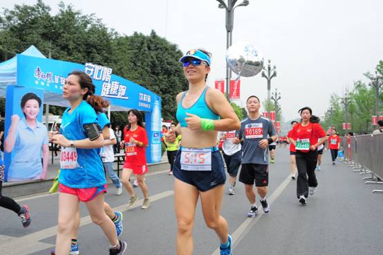 2013康師傅礦物質水推出新款瓶型安心喝享健康